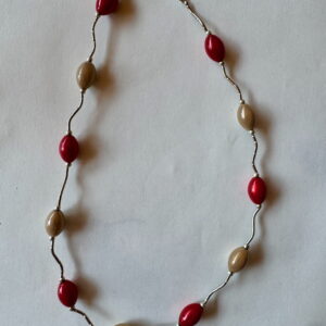 Ketting met miracle beads rood crème met zilverkleurige buisjes