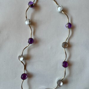 Ketting met 3D kralen paars en wit met zilverkleurige buisjes