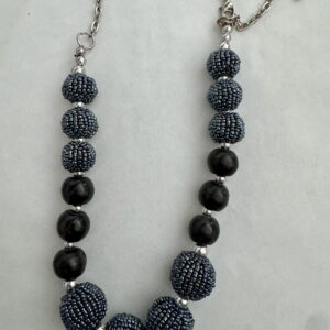 Ketting met blauw grijze bollen