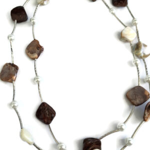 Ketting laagjes schelp beige met parelmoer parel en zilverkleurige buisjes