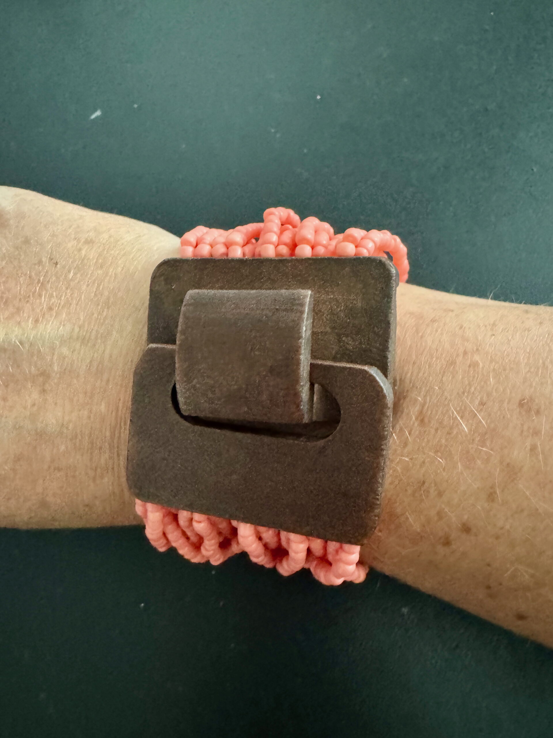 Brede houten armband met elastiek