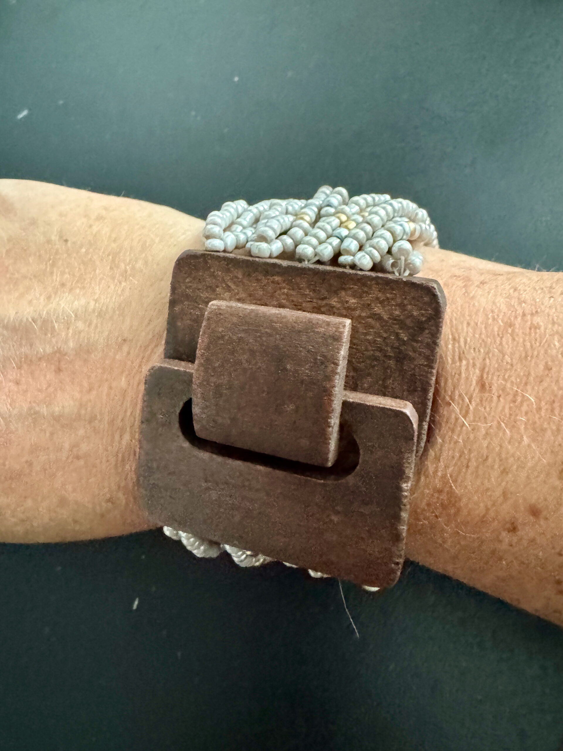 Brede houten armband met elastiek