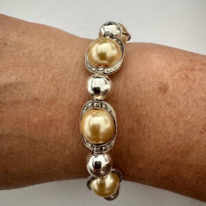 Armband met zilverkleurige verdeler en parel 