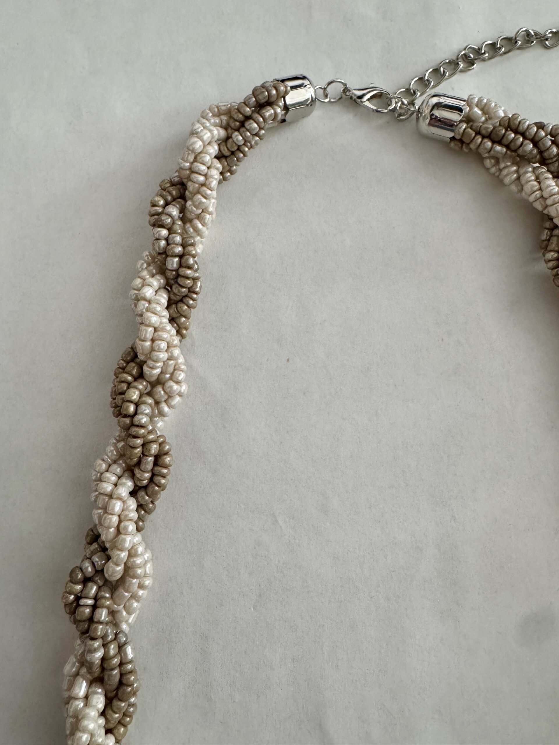 Ketting gevlochten rocailles grijs-crème