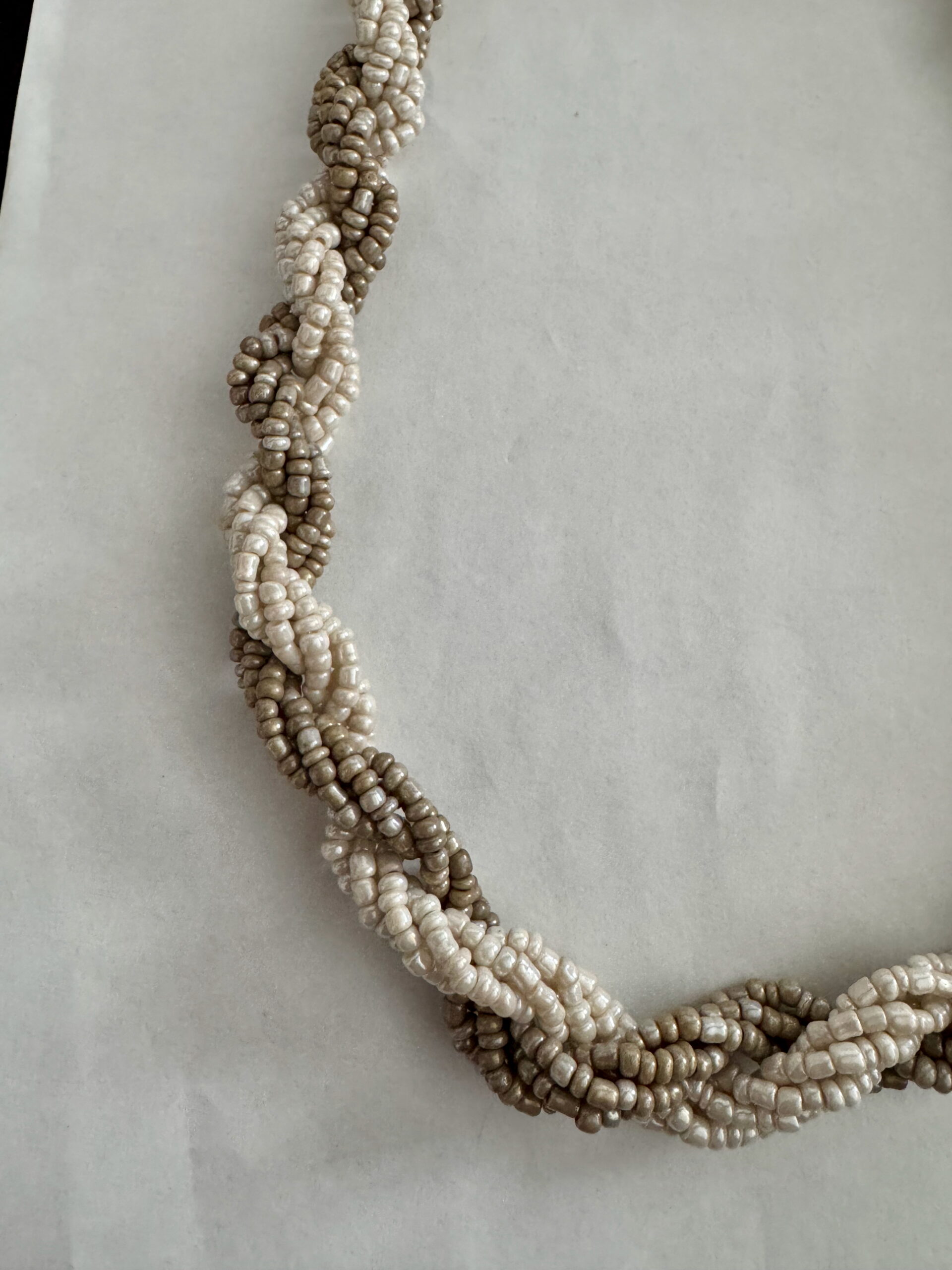 Ketting gevlochten rocailles grijs-crème