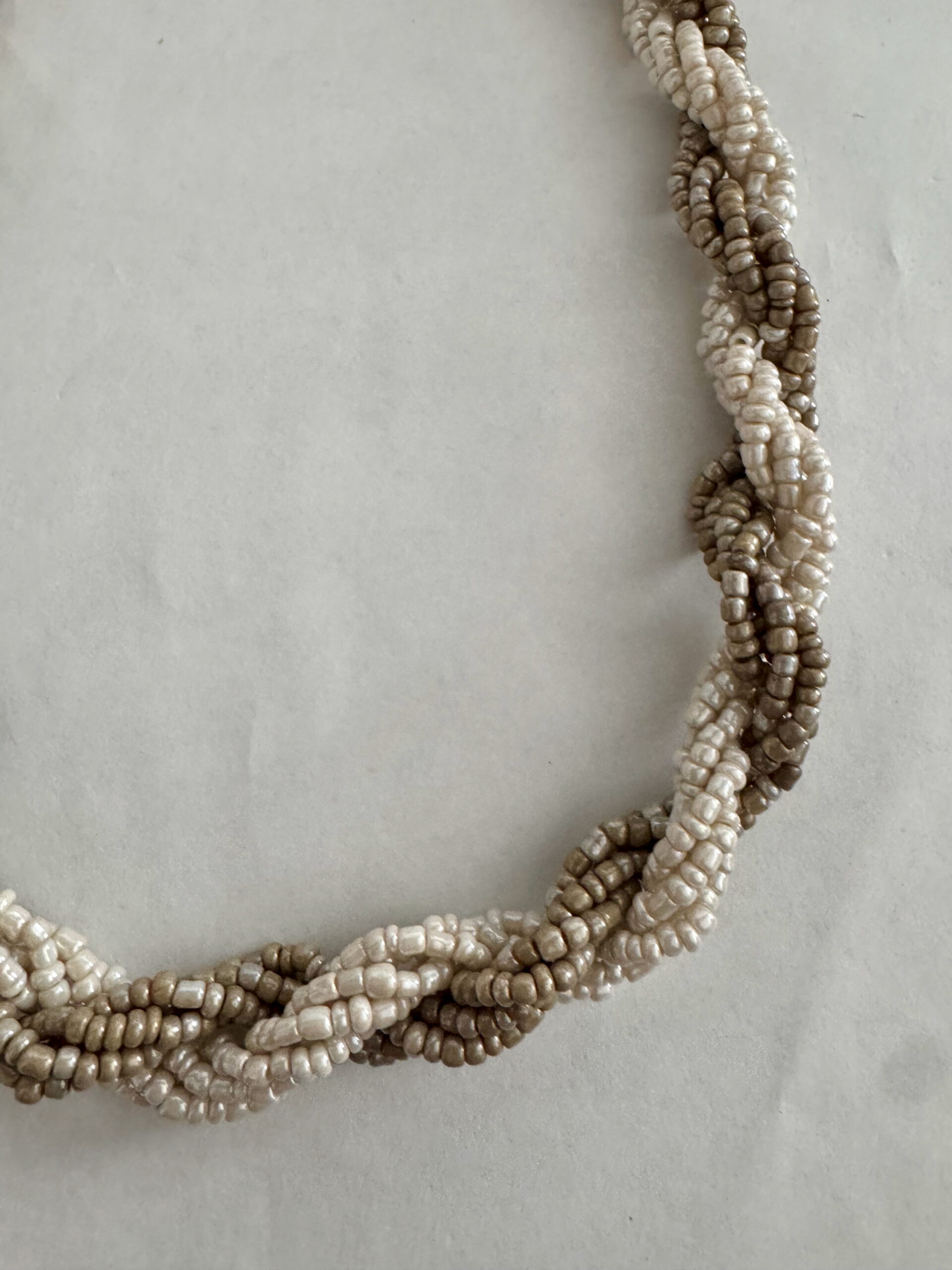 Ketting gevlochten rocailles grijs-crème
