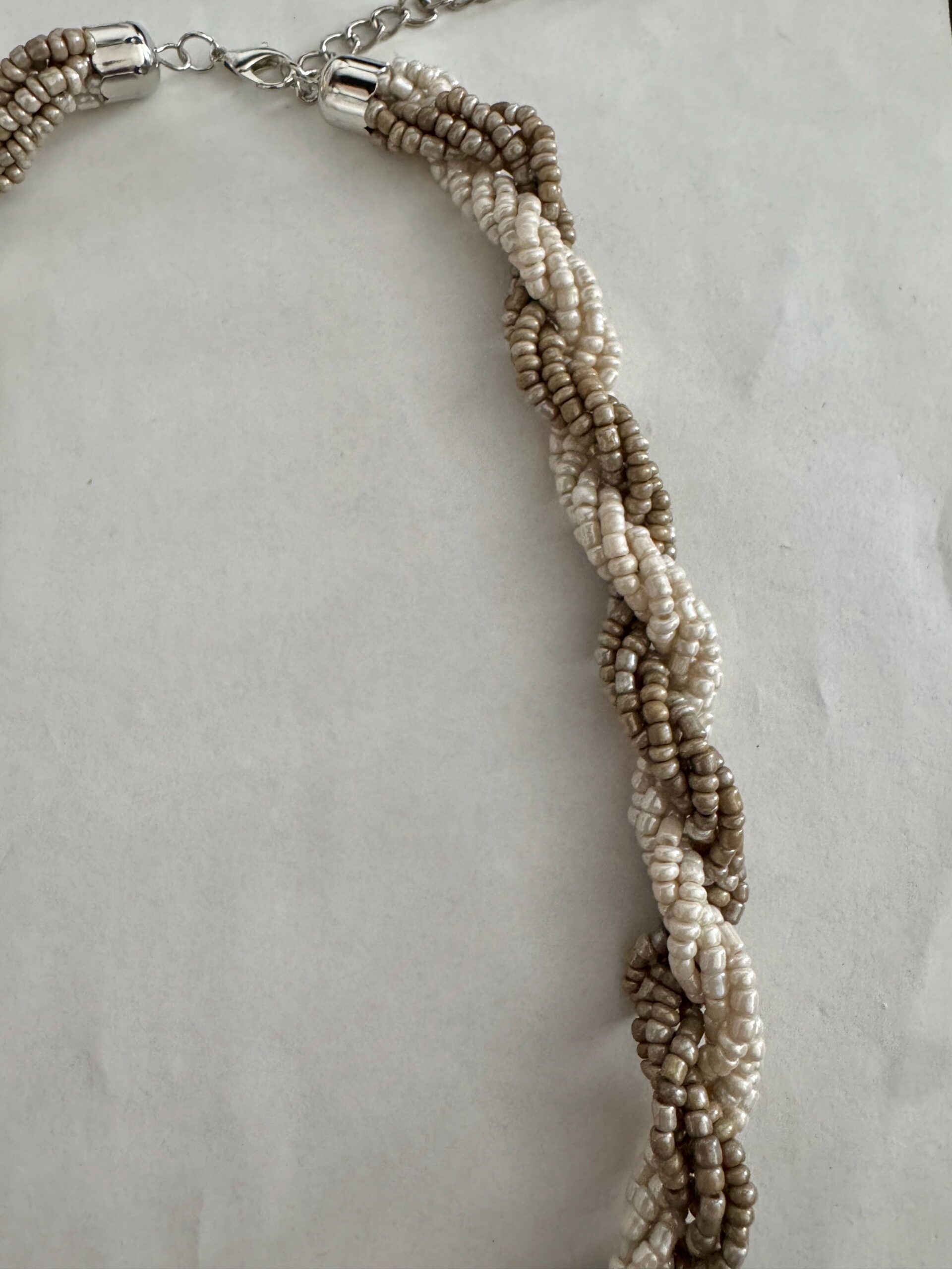 Ketting gevlochten rocailles grijs-crème