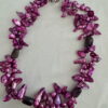 Ketting paars-roze schelpkralen kort