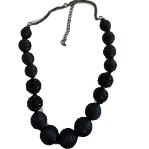 Ketting met zwarte bollen