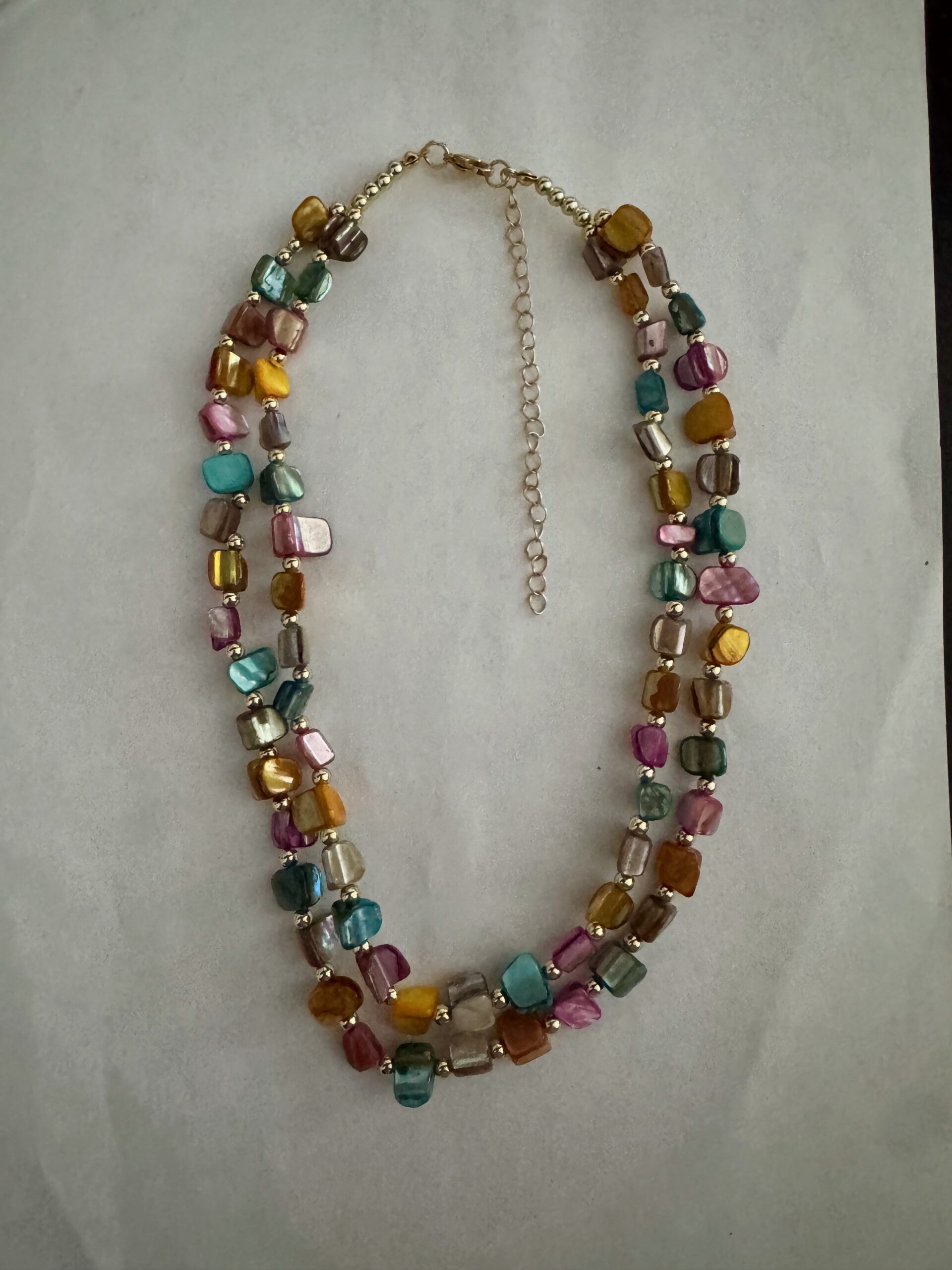 Bonte schelpketting met goudkleurige kraaltjes