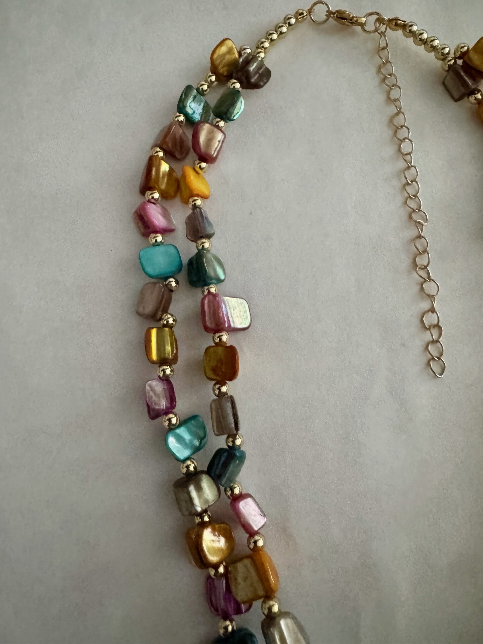 Bonte schelpketting met goudkleurige kraaltjes