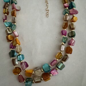 Bonte schelpketting met goudkleurige kraaltjes