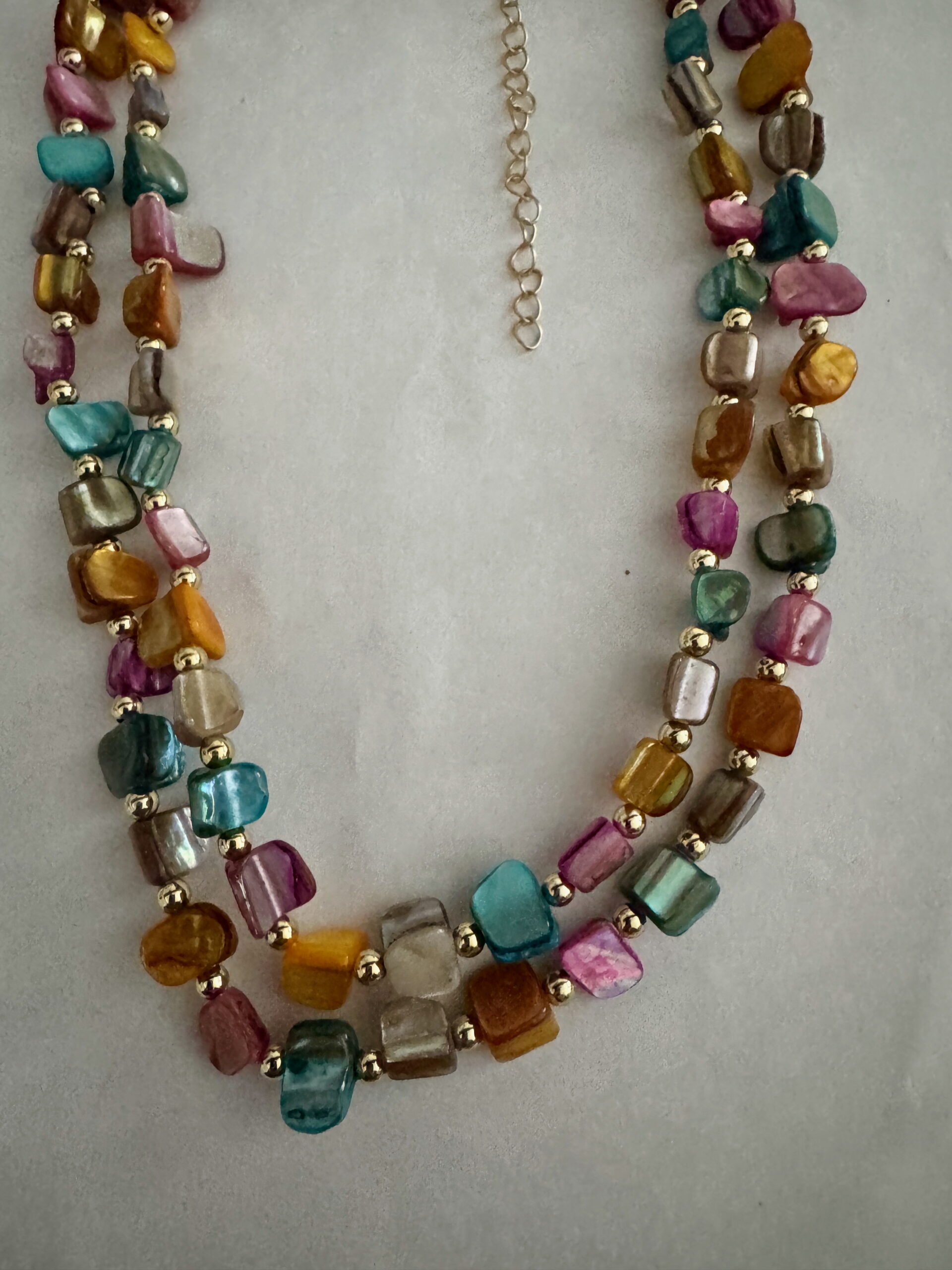 Bonte schelpketting met goudkleurige kraaltjes