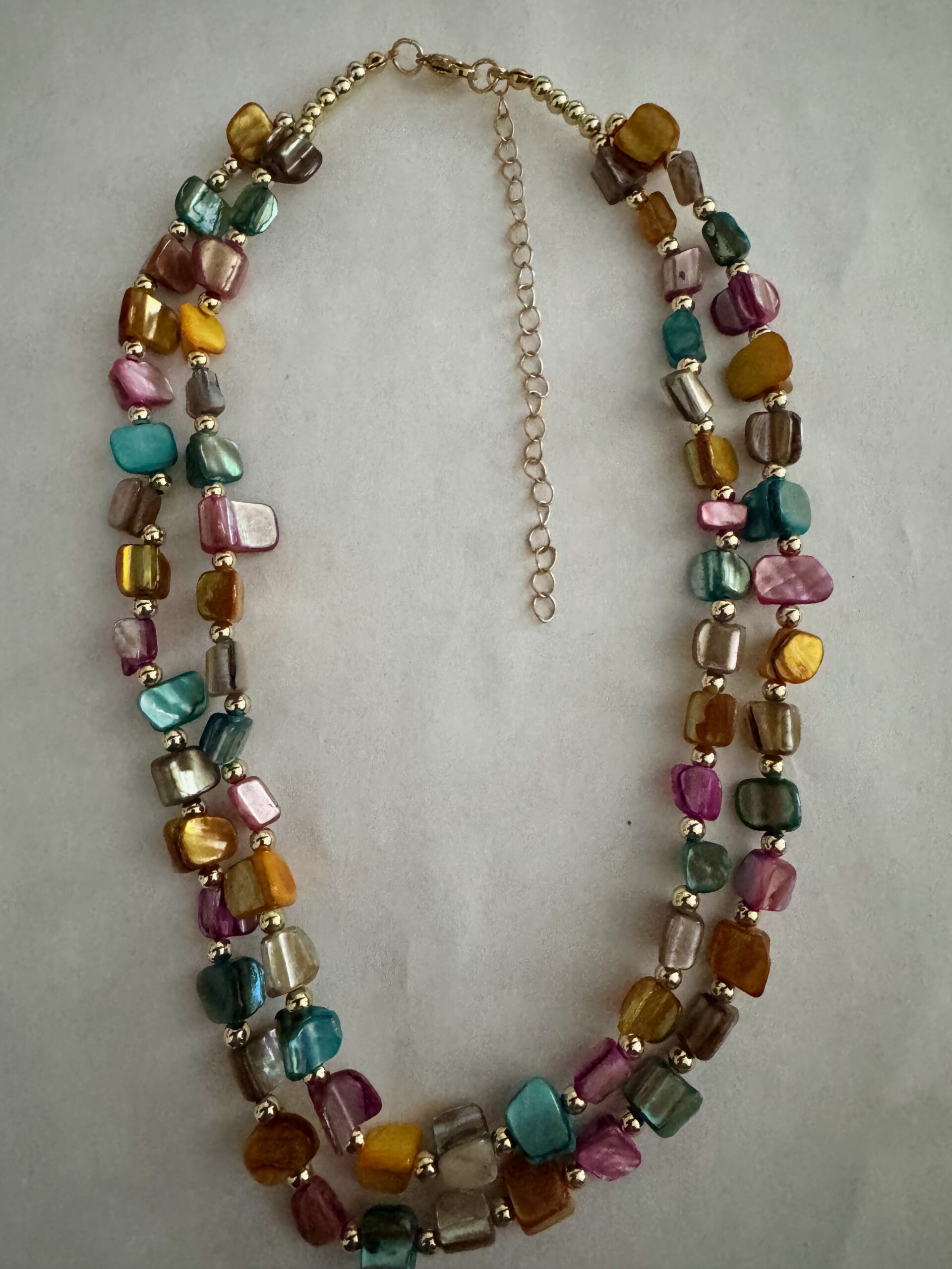 Bonte schelpketting met goudkleurige kraaltjes