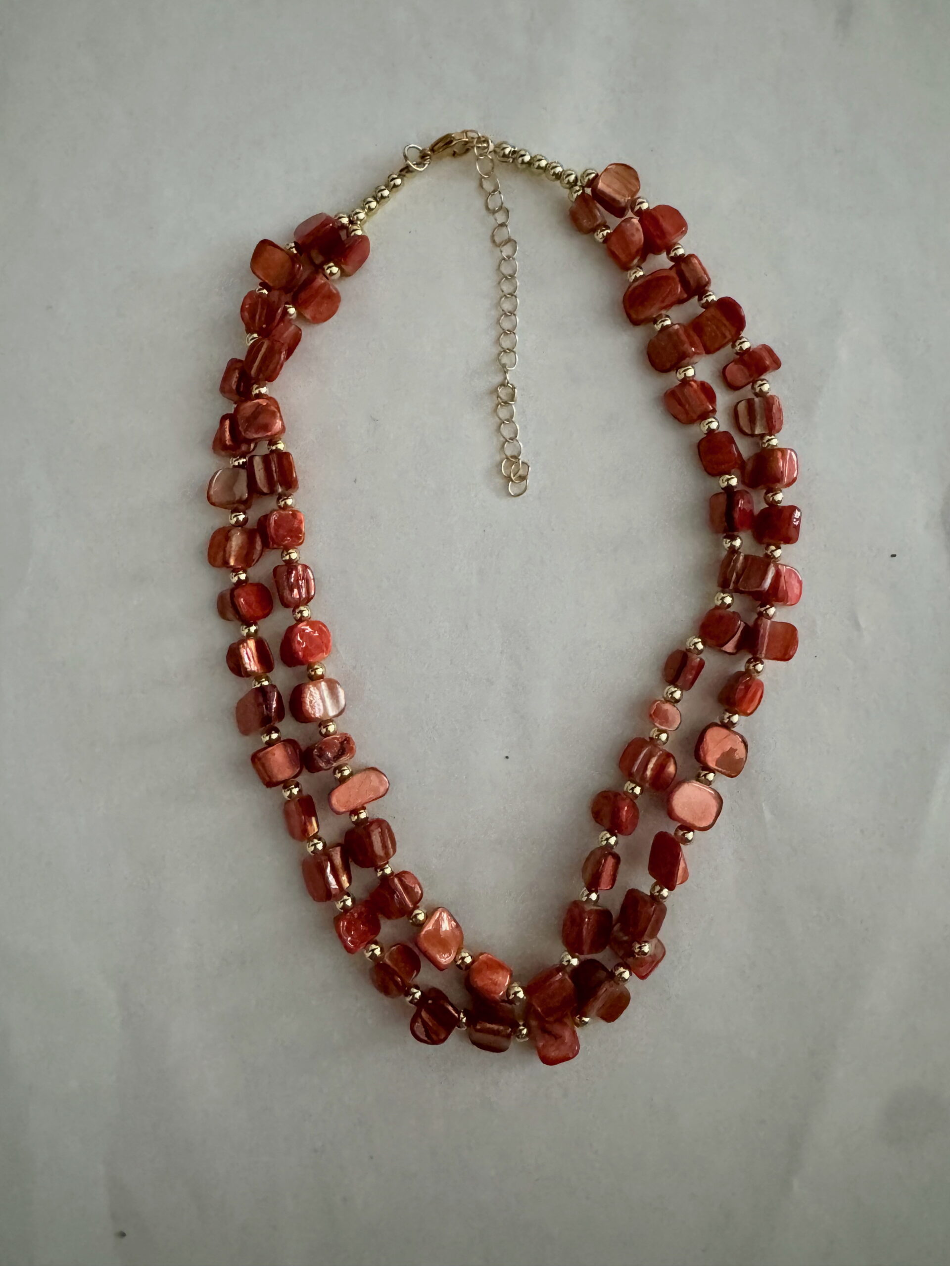 Rode schelpketting met goudkleurige kraaltjes