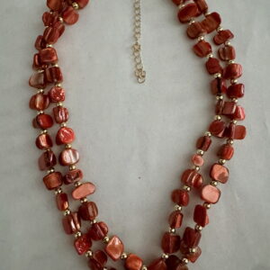 Rode schelpketting met goudkleurige kraaltjes