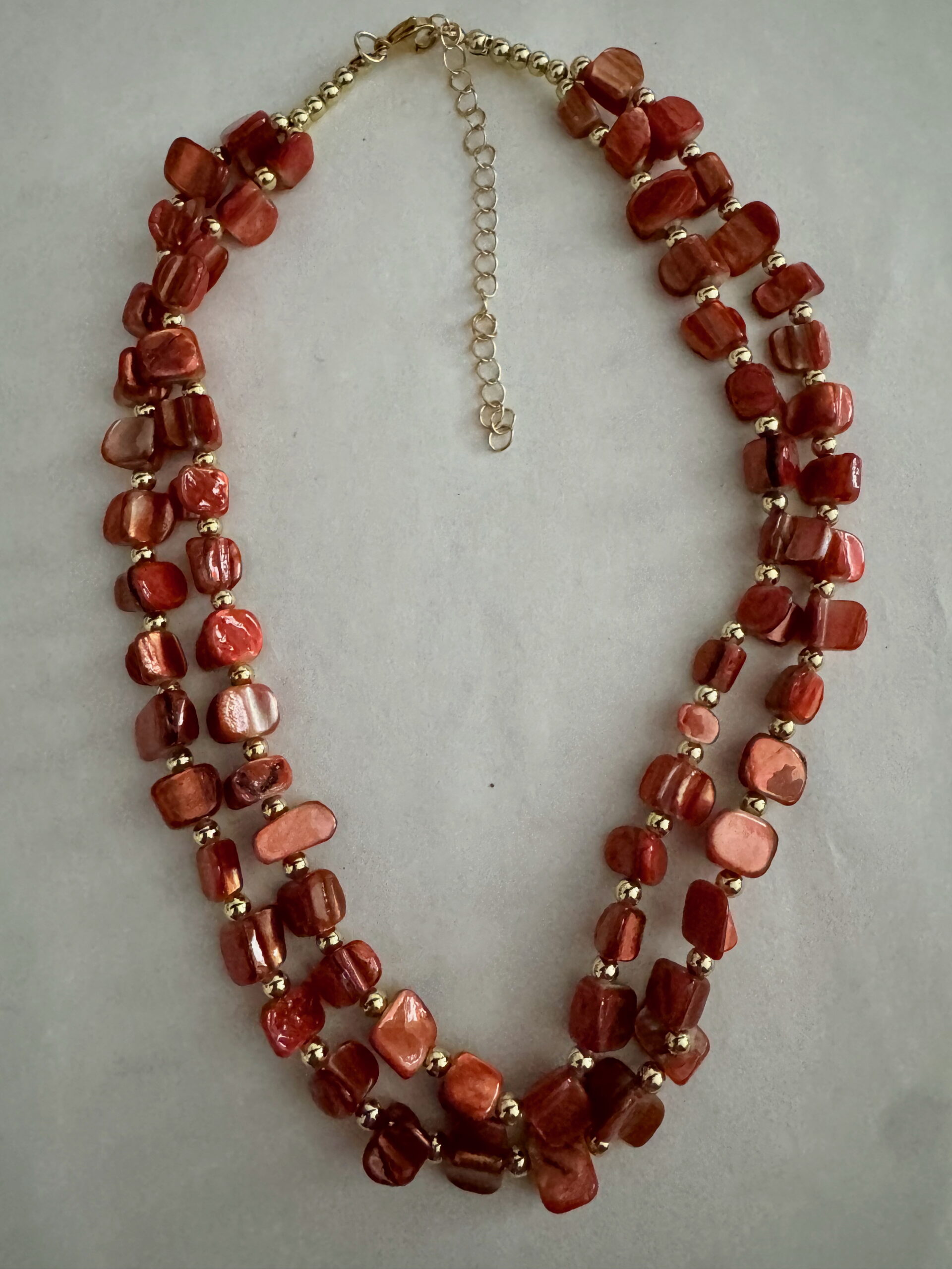 Rode schelpketting met goudkleurige kraaltjes