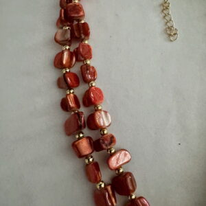 Rode schelpketting met goudkleurige kraaltjes