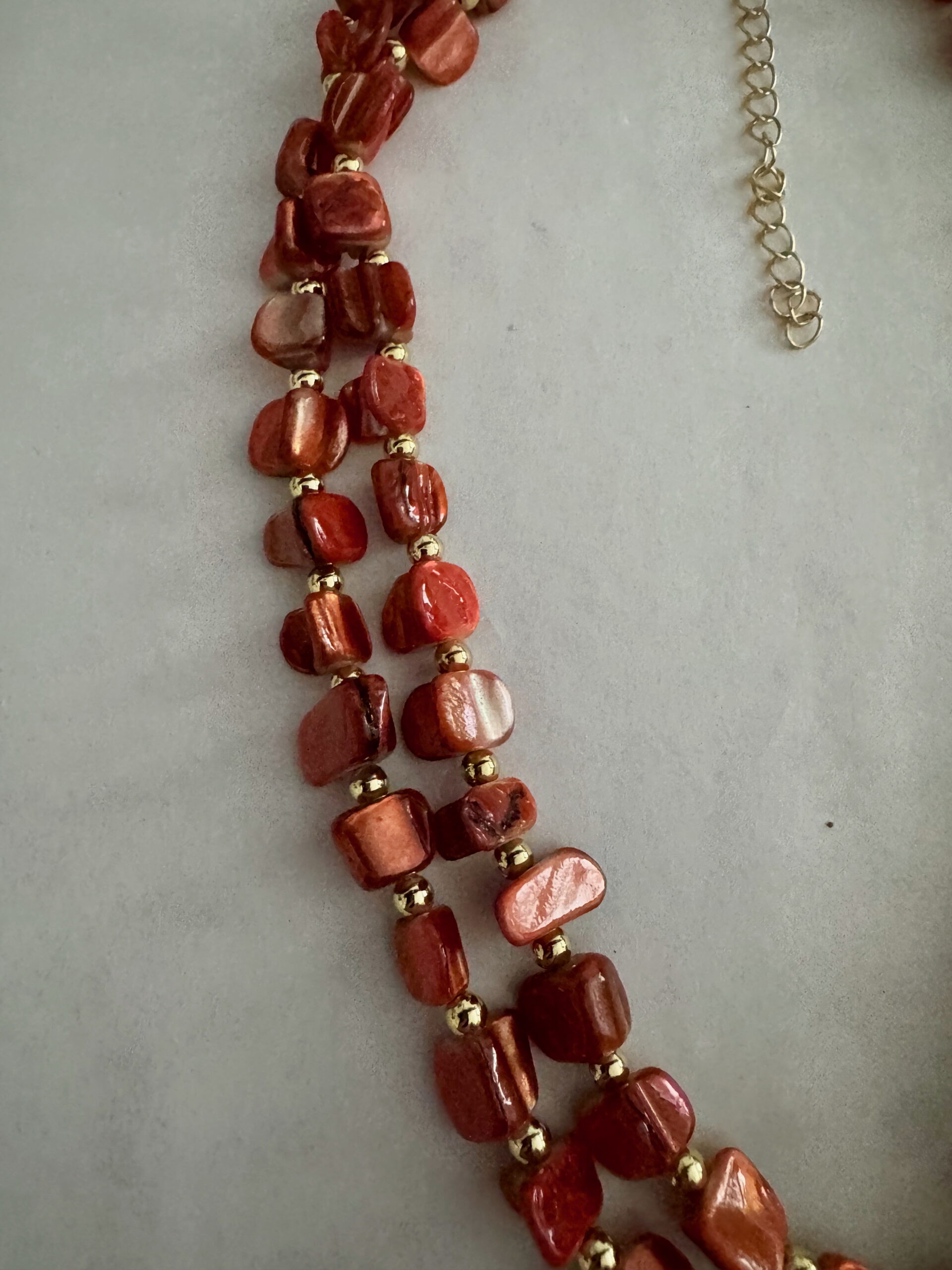 Rode schelpketting met goudkleurige kraaltjes