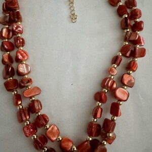 Rode schelpketting met goudkleurige kraaltjes