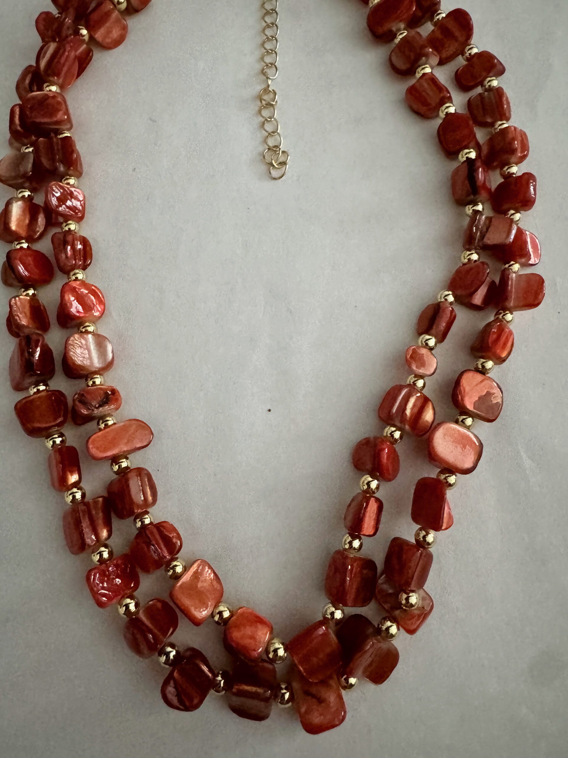 Rode schelpketting met goudkleurige kraaltjes