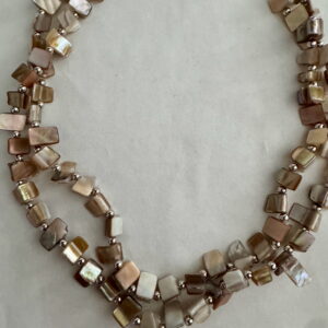 Beige schelpketting met zilverkleurige kraaltjes
