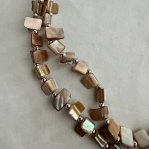 Beige schelpketting met zilverkleurige kraaltjes