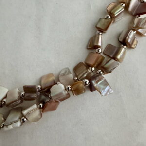 Beige schelpketting met zilverkleurige kraaltjes