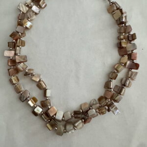 Beige schelpketting met zilverkleurige kraaltjes