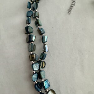 Petrol schelpketting met zilverkleurige kraaltjes