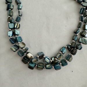 Petrol schelpketting met zilverkleurige kraaltjes
