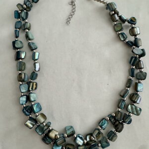 Petrol schelpketting met zilverkleurige kraaltjes