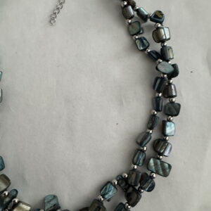Petrol schelpketting met zilverkleurige kraaltjes