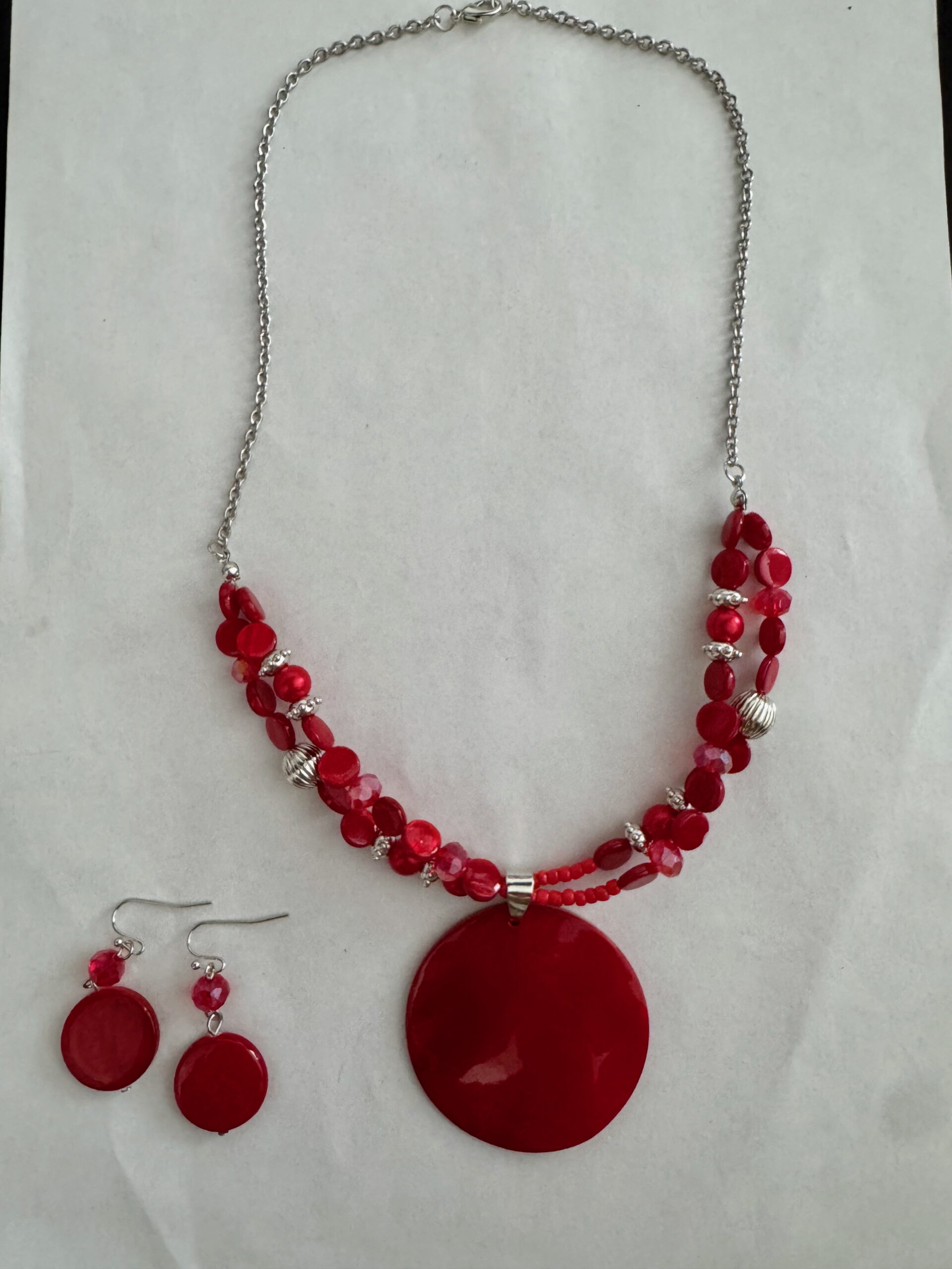 Mooie rode ketting met hanger en bijpassende oorbellen