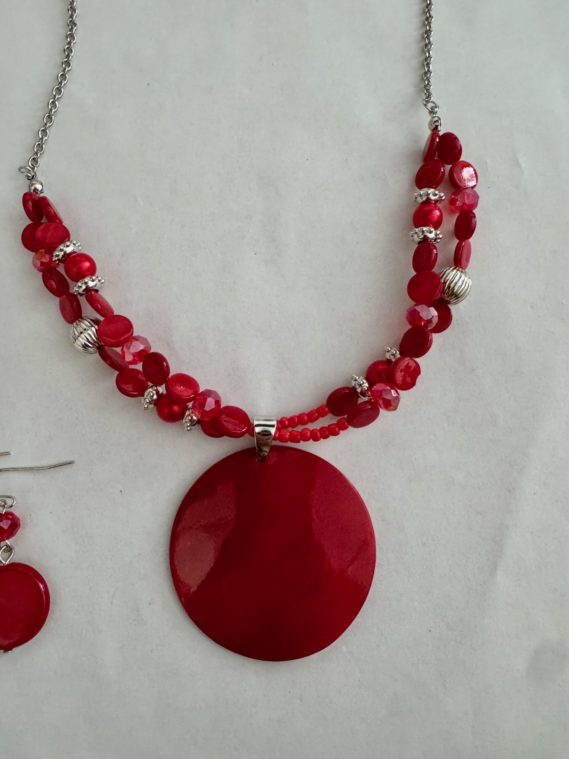 Mooie rode ketting met hanger en bijpassende oorbellen