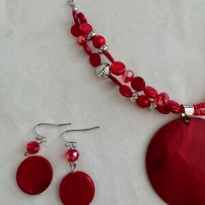 Mooie rode ketting met hanger en bijpassende oorbellen