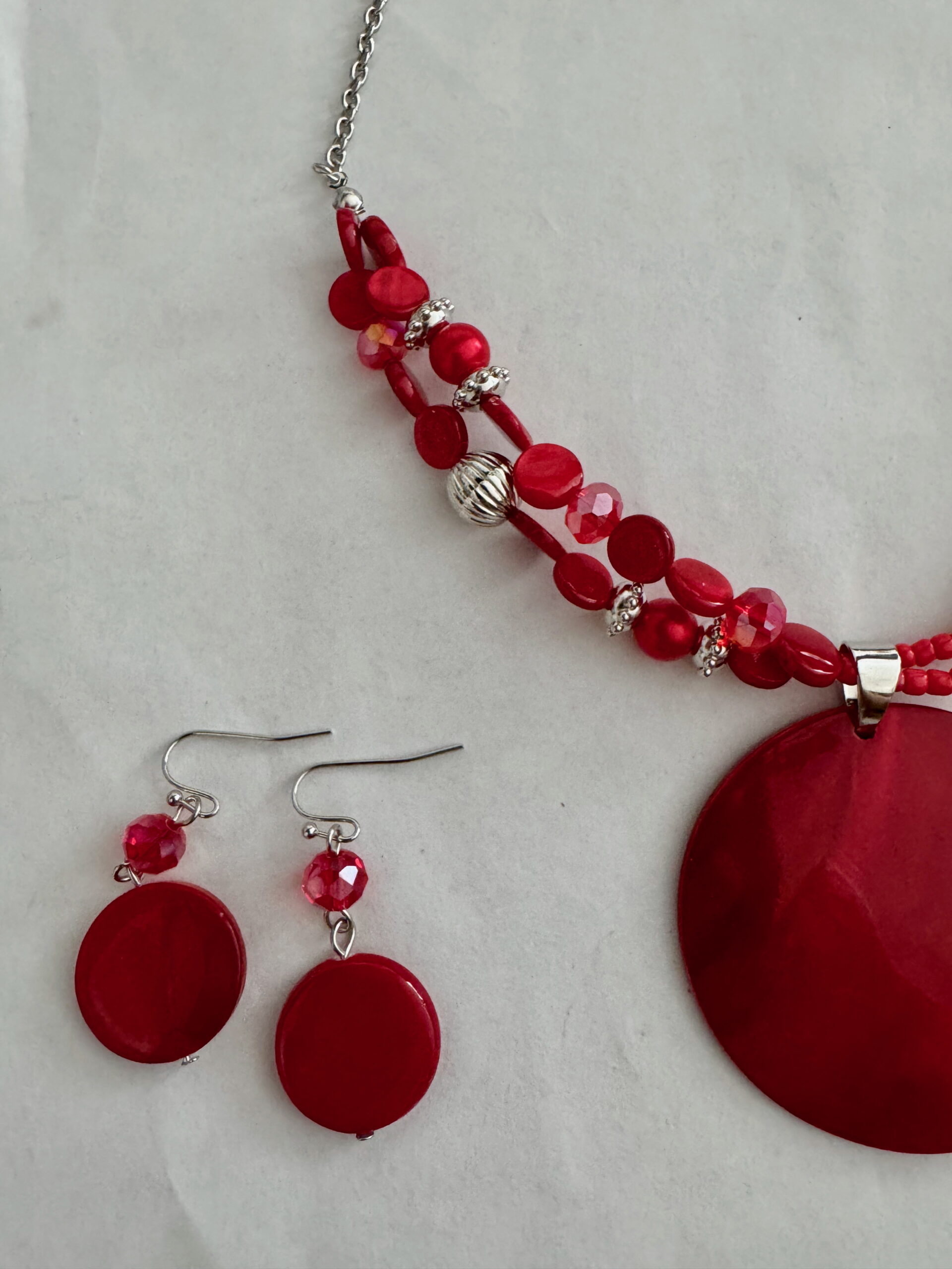 Mooie rode ketting met hanger en bijpassende oorbellen