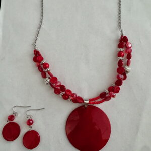 Mooie rode ketting met hanger en bijpassende oorbellen