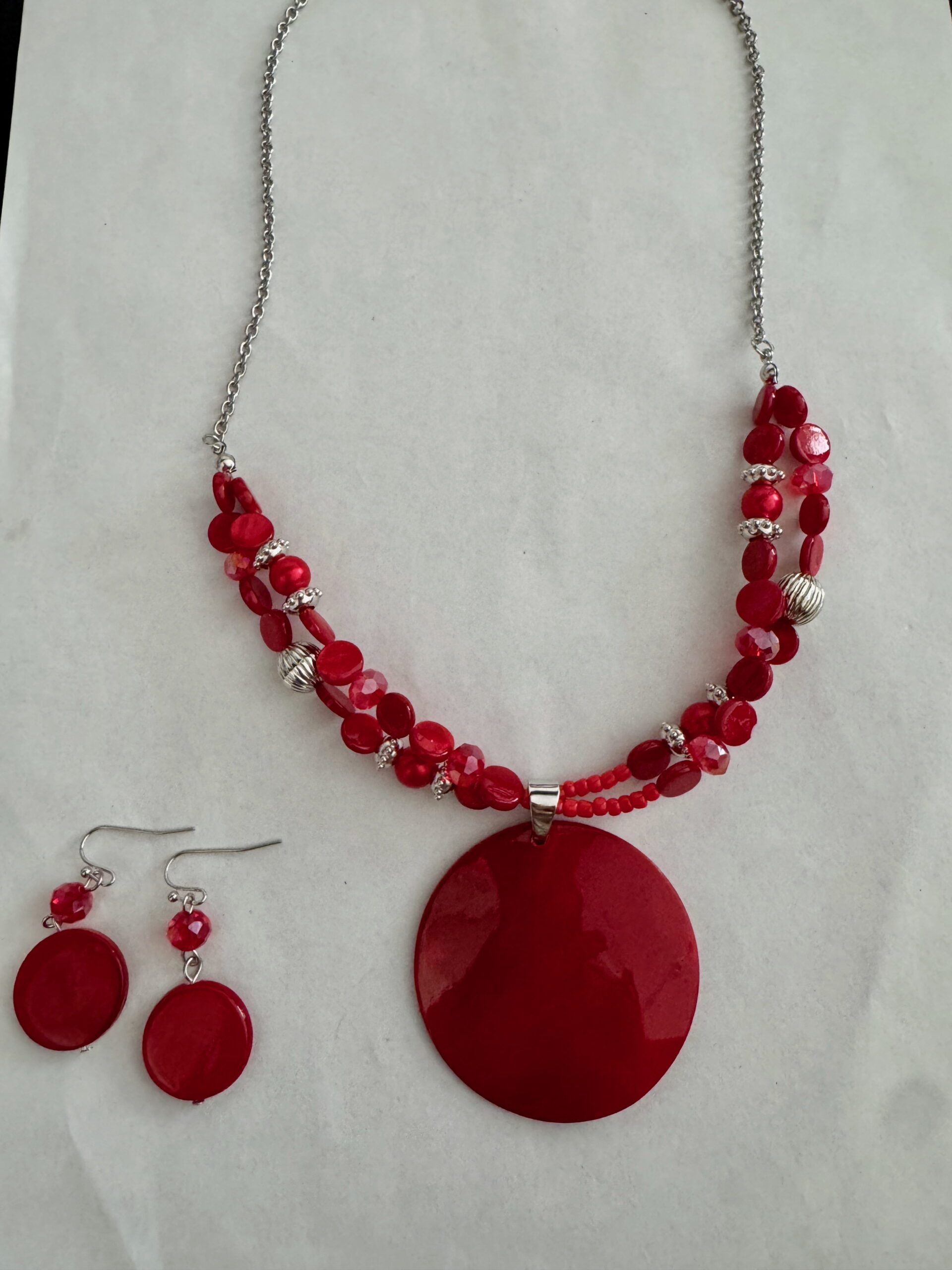 Mooie rode ketting met hanger en bijpassende oorbellen