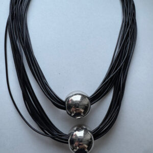 Ketting imitatieleer strengen met 2 zilverkleurige kralen