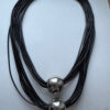 Ketting imitatieleer strengen met 2 zilverkleurige kralen