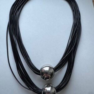 Ketting imitatieleer strengen met 2 zilverkleurige kralen