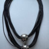 Ketting imitatieleer strengen met 2 zilverkleurige kralen