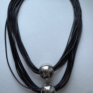 Ketting imitatieleer strengen met 2 zilverkleurige kralen