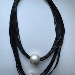 Ketting imitatieleer strengen met 2 parelmoer kralen