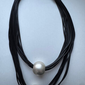 Ketting imitatieleer strengen met 2 parelmoer kralen