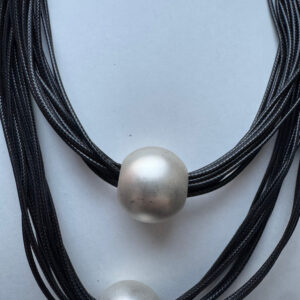 Ketting imitatieleer strengen met 2 parelmoer kralen