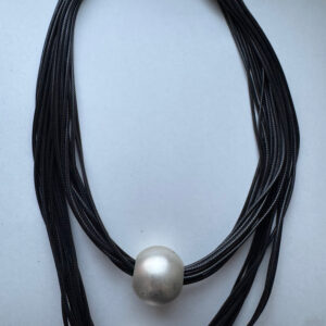 Ketting imitatieleer strengen met 2 parelmoer kralen