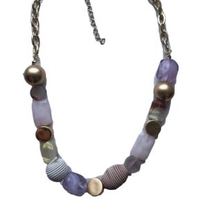 Ketting goudkleurig met lila en goudkleurige kralen