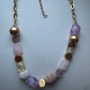 Ketting goudkleurig met lila en goudkleurige kralen
